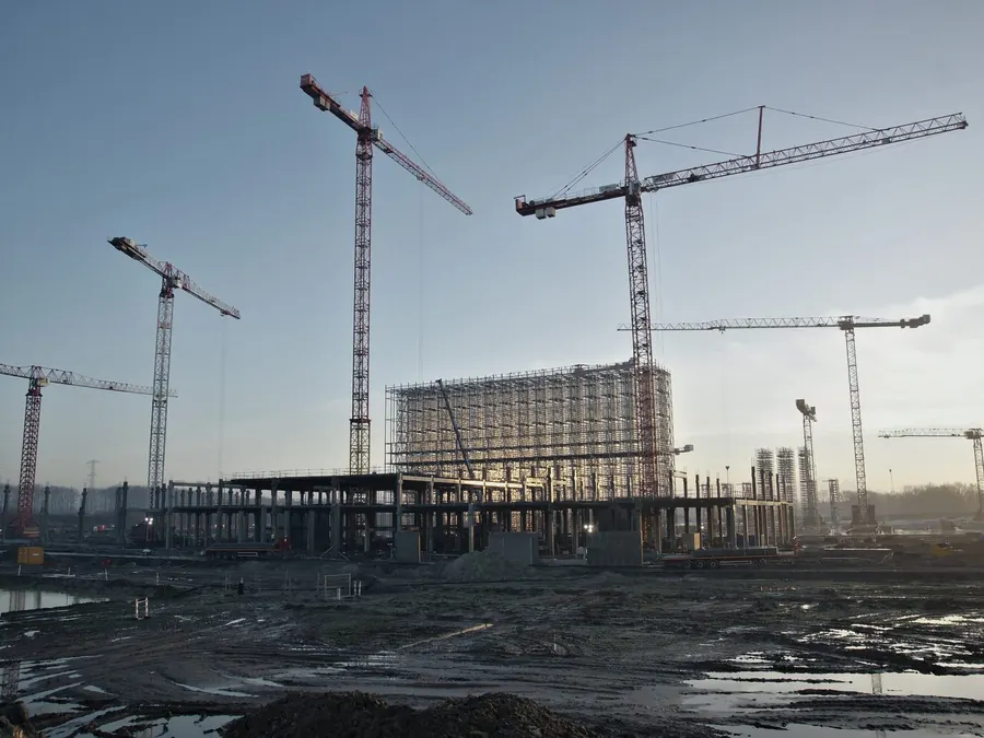 Composição gráfica representando canteiro de obras