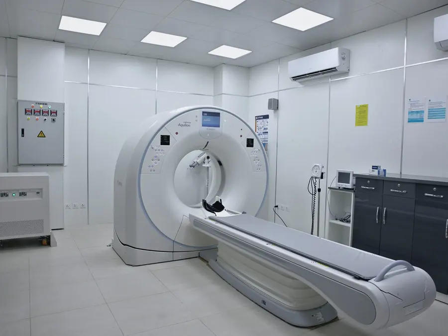 Sala de tomografia computadorizada em serviço de diagnóstico por imagem